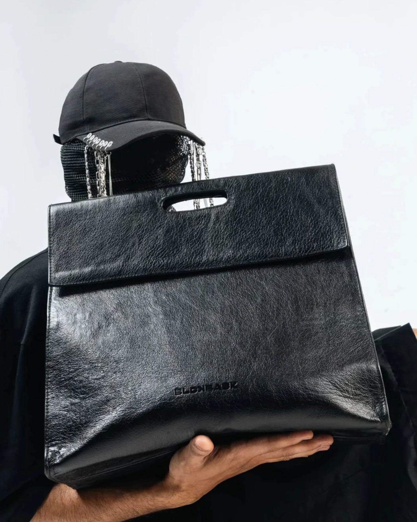 THE CLASSIC LEATHER BAG